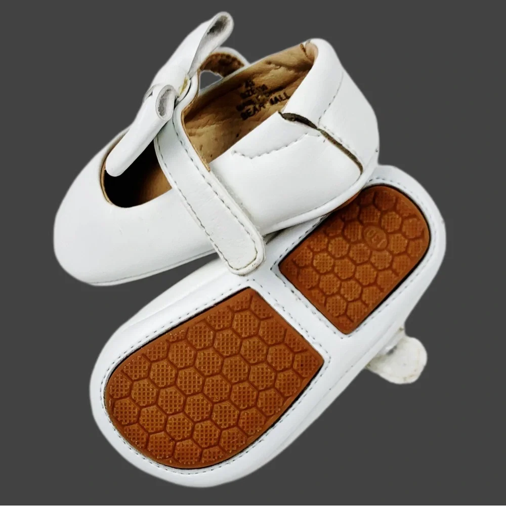 Felix & Flora Infant White “ Bear Mall”Mary Janes Size 3.5 (130)